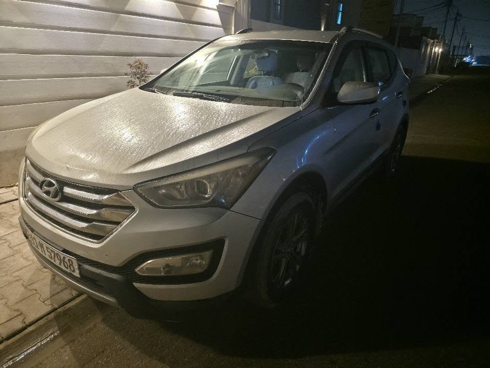 للبيع او المراوس
سيارة هونداي Santa Fe Sport موديل 2013 وارد امريكي لون سلڤري 
محرك GDI سعة 2.4 لتر 
رقم بغداد الانگليزي الجديد وسنوية ما ساقطة  
نظام الدفع الرباعي 
تحكم ستيرن كامل
شاشة اندرويد
كاميرا خلفية
ثلاث انظمة قيادة normal , sport , comfort
الوضع الاقتصادي ECO
تبريد تدفئة شغالات
تخم تاير جديد
باتري جديد
● السيارة ضررها بامريكا باب السايق مبدل ونص الباب الخلفي .
●السعر 138 وبيها مجال حگ الجية 
● مكان السيارة نجف
نزل السيارة الي عندك ونتواصل
للتواصل *********** النجف, العراق
