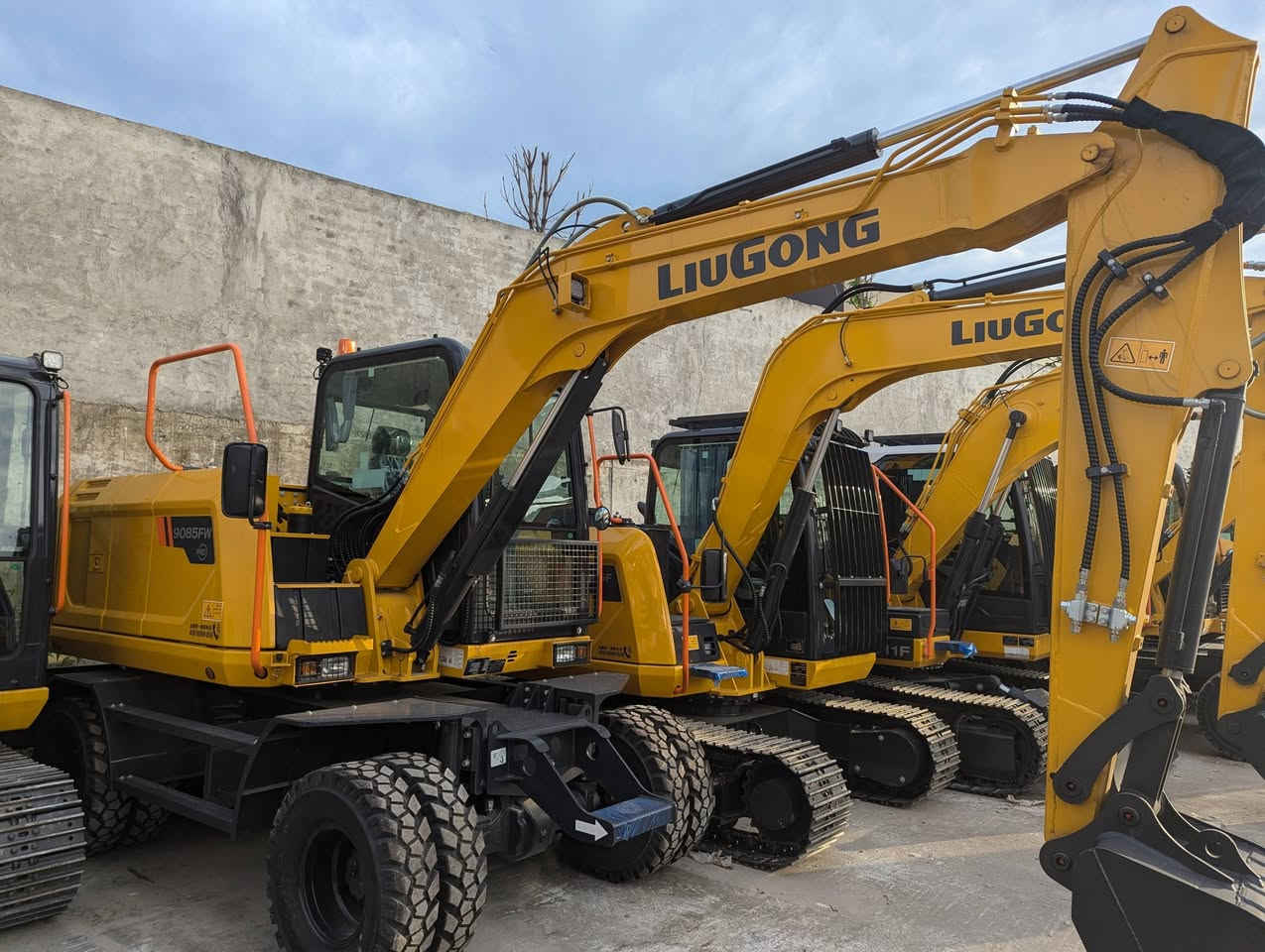 You can pick out your preferred LiuGong excavator from the parking lot. Please contact me if you need to purchase an excavator from China.


**إذا كنت صاحب هذا الإعلان وتريد حذفه لأي سبب، رجاءا أرسل رسالة إلى الدعم الفني**