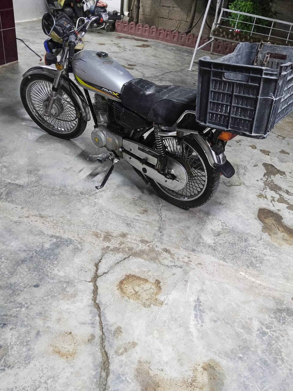 للبيع سعره 350الف  بي مجال دراجه حيل نظيفه كهربايئات شغاله طخم تايرات جدد مكينه لا صرف ولا بخار دراجه فول نشاط كركوك اسرى والمفقودين وتساب ***********
