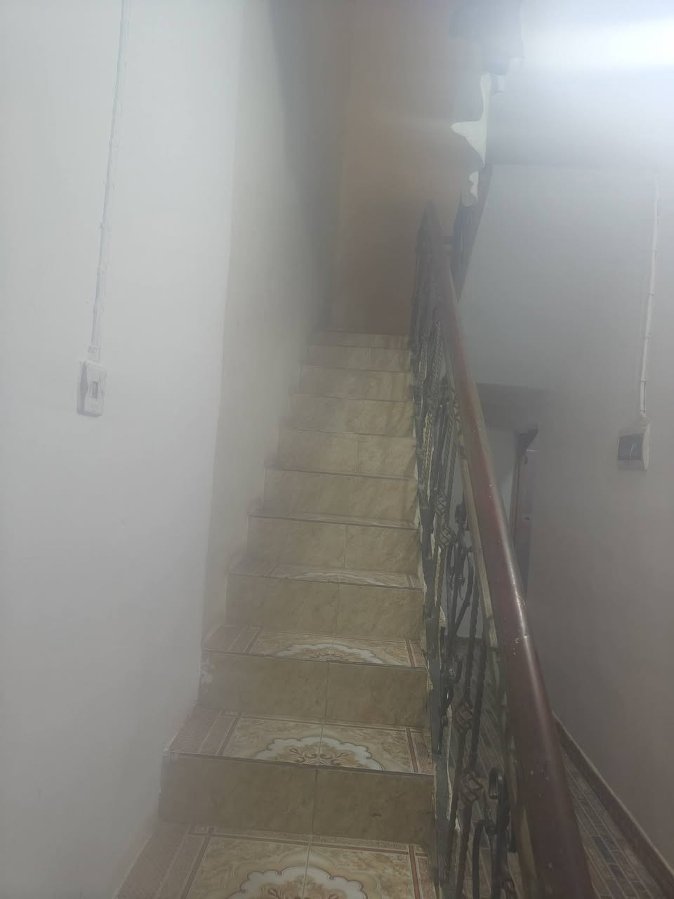 بيت 100متر في كاطون الرازي طابو ملك صرف بلقرب من مجسر الرازي وقريب على الشارع العام للاستفسار  الاتصال على الرقم ***********
