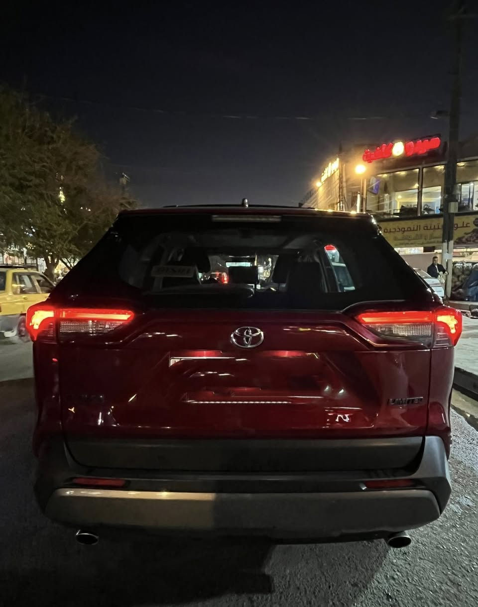 للبيع تويوتا راف فور (RAV4) 2020 لمتد - كلين تايتل 🚗
الموديل: 2020
 الفئة: لمتد (Limited) - أعلى مواصفات بالفئة.
 الوارد: أمريكي (كلين تايتل 100% فقط دعاميه امامية لا شاصي ولا لغد).
 اللون: ماروني مميز والداخلية جلد اسود. 
 المحرك: 2.5 لتر.
 المسافة المقطوعة: [63] ميل
 فتحة سقف + شاشة كبيرة تدعم Android Auto.
 نظام صوتي فاخر JBL.
 كراسي جلد كهرباء مع ميزة الخزن (ذاكرة كشنات).
 تدفئة وتبريد في الكراسي الأمامية والخلفية
 بصمة تشغيل وأبواب + صندوق خلفي كهربائي.
 أنظمة الأمان: رادار تحديد مسار، مانع تصادم، ونظام النقطة العمياء (Blind Spot).
 حساسات أمامية وخلفية مع كاميرا.
 ويل كروم قياس 19 إنج الأصلي الخاص بفئة اللمتد.
 السيارة بحالة ممتازة جداً جاهزة من كل النواحي. 
 الرقم بغداد الجديد تحويل مباشر
💰 السعر: [217$]
📍 المكان: [بغداد حي اور]
📞 للتواصل: [***********]
