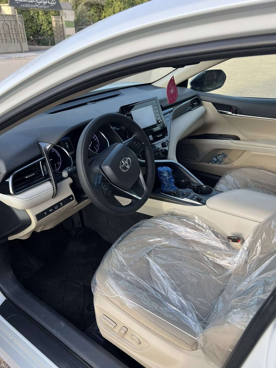 كامري هايبرد 2024 وكالة عبد اللطيف جميل 
مواصفاتهه معروفه فتحه بصمه اشاير مري شحن لاسلكي بردة والبقيه المعروفه سياره استخدام شخصي علىً ايدي من الشركه ماشيه قليل بيه فقط pdr بلنبيد باقي كفاله 
***********
