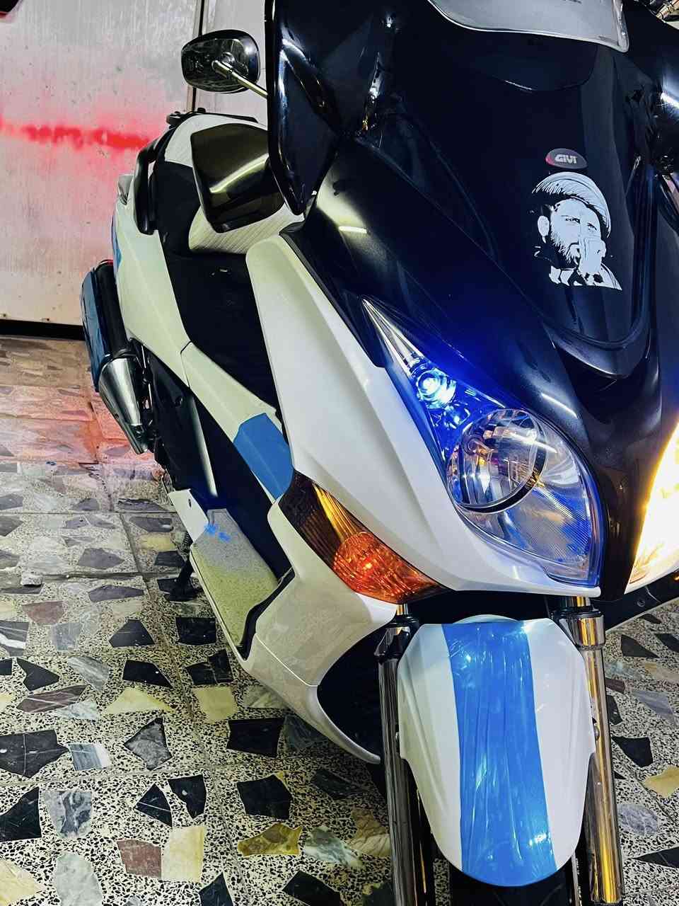 اللهم صل على محمد وآل محمد 
الي يدور جديد وكفاله عامه يتفضل
سلفر ونج جيتي 600 
دراجة جديده كلش بحالة الوكاله ماشيه 22 
فول مواصفات شرط معدلها تعبر 180
سكيورتي 
جامه قطعتين ام الزعانف وتصعد وتنزل 
تدفئه 
اوفر
 كامره داش كام بلادي
جي بي اس تحديد الموقع
منفذ جداحه عدد 2
ستان حساس
مصدات هوائيه بلادي
كاسحه 
لايت عالي زنون
دهن امزويل
بانزين بس محسن
واستخدام جداً شخصي 
بيها فقط 3 شخوط بسيطه كلش ومكحلات حته مامبينات مال حاويه
مكاني بغداد
***********
