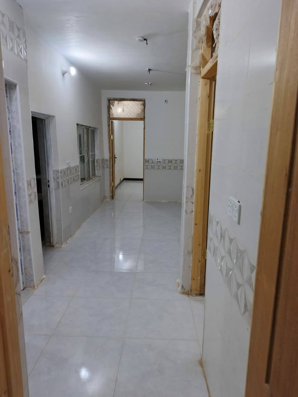 دار سكن البيع كوت حي الحكيم شارع افران الهادي ثاني فرع قرب شارع العام مساحه 200متر بناه طابوك سقف صب جاهز السكن غرفه وصاله ومطبخ وستقبال صحيات داخليه خارجيه مرقم من قسم البلديه حديقه بضهر البيت  سعر 60وبي مجال ستفسار ***********
