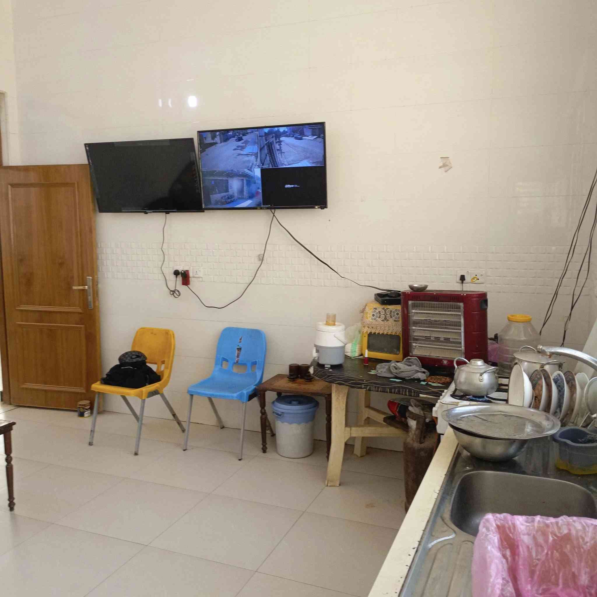 بيت جديد  درجة اولى للبيع ٢٠٠ متر قطاع ٣٠ قرب السايدين  طابقين الطابق الاول غرفتين وصاله واستقبال ومجموعتين صحتين كله سيراميك  ومطبخ حار وبارد 
الطابق الثاني غرفتين ومجموعه صحيه صب كونكريت درج دوار
السعر ٤٠٠ مع المجال 
للاستفسار الاتصال على الرقم ***********
