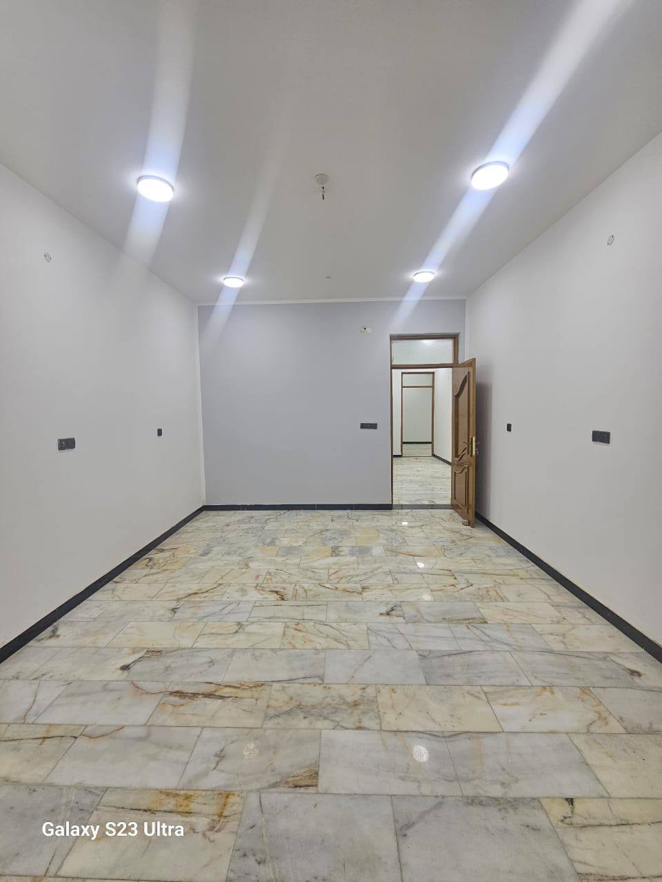 بيت طابو صرف مجمع القضاة السكني 
تقاطع المنصورية طريق المطار كل الخدمات
متوفر تبليط تحويل بالتسجيل العقاري بأسم المشتري 
طابق واحد البناء حديث 
ديوانية وغرف نوم عدد ٢ وصالة ومطبخ وصحيات داخلية وخارجية ومناور وكراج 
المساحة ٢٠٠م
السعر ٣٣٥ مليون
للمزيد من المعلومات والتواصل 
على صفحة الفيس بوك ( الأمير للعقار )
استقبال الطلبات والعروض العقارية مراسلة الصفحة أو 
واتساب ابو محمد ***********
أو زيارة المكتب المنصورية الشارع الرئيسي 
محلات جامع الامام علي ( علية السلام )
مقابل مجسر المنصورية الجديد
