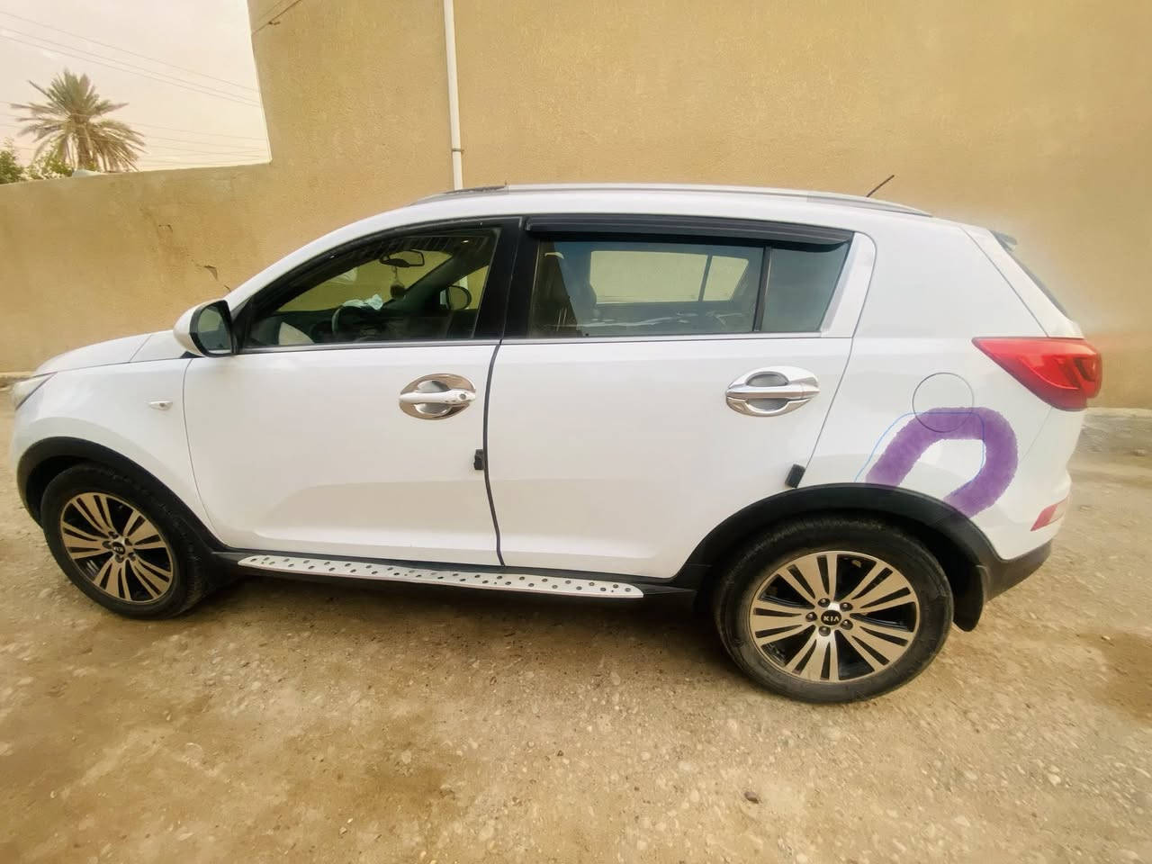 السلام عليكم
كيا سبورتج ٢٠١٥ 
خليجي ابيضّ 
صدر امامي خلفي جديد
تخم دسكات اصلي جديد
ماشية ١٦٢ الف وزيادة
بيها بنيد مبدل 
وبيها بس بارد تحت فتحة
 البنزين موضح بالصور
السعر ١٥٥ 
المكان // بغداد
للتواصل 
***********
