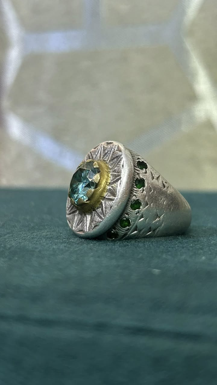 خاتم 💍فضة رجالي مزين بحجر الموزنيايت اللامع مأطر بتاج ذهبي سبع معادن مع نقوش يدوية هندسية و صف من احجار الزاركون الأخضر على الجانبين
قياس 18
السعر 75الف دينار عراقي 
للطلب و الاستفسار مراسلة الصفحة 
او على رقم واتساب ***********
