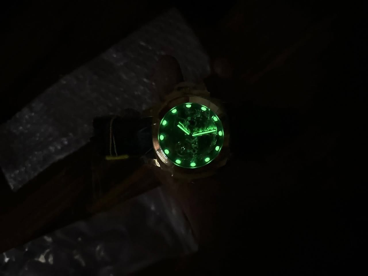 ساعه انفكتا سعرها بلموقع 630$
القطعه اصلي 

ضخمه وزن ثقيل 

مختمه من كل مكان سير وقفل وضهر 

مقاومه للماء 300m

قفل بحري 

لامينوس بلكامل 

زجاج زفير مقاوم للخدش طلاء ثابت 

((مزاد من 50 الف))


**إذا كنت صاحب هذا الإعلان وتريد حذفه لأي سبب، رجاءا أرسل رسالة إلى الدعم الفني**