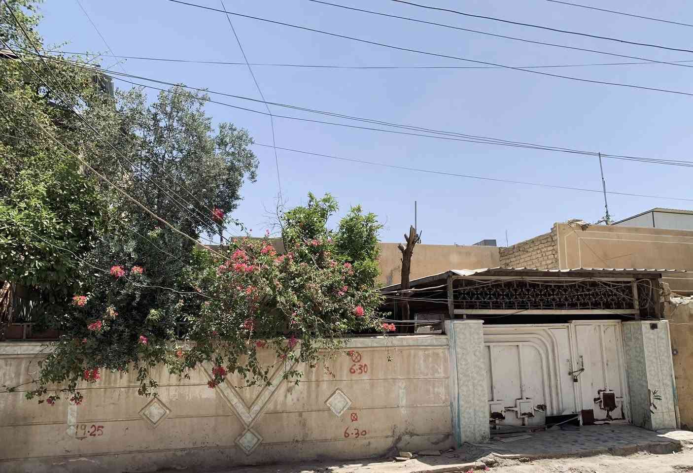 سلام عليكم 

دار للبيع مساحة 200 م

العنوان الحسينية الضباط مقابل السوق الأول 📍

الاستفسار الاتصال على الرقم ‭0770 921 5409‬
الشراي يتصل
