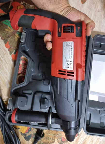 مطرقة الحفر والتكسير القوية  (Rotary Hammer) 800 واط! 💥26 ملم 
​1. محرك 800 واط لأداء احترافي يضمن حفر وتكسير فعالين في الخرسانة والجدران الصلبة.
2. تصميم عملي بـ 3 وظائف (حفر، حفر مطرقي، تكسير) مع نظام تثبيت سريع للريش (SDS Plus).
3. الأداة المثالية للمهندسين والفنيين وهواة الأعمال الشاقة في المنزل والورشة.
4. سعر المنتج: ٧٥ ألف دينار عراقي، مع توفر خدمة توصيل سريعة لجميع المحافظات.
5. للاستفسار والطلب يرجى الاتصال على واتساب: ***********.
