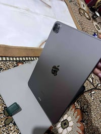 ايباد m2  وحساب ببجي قوي الايباد نضافته 100 ذاكره 256  بطاريه 99  الاي...