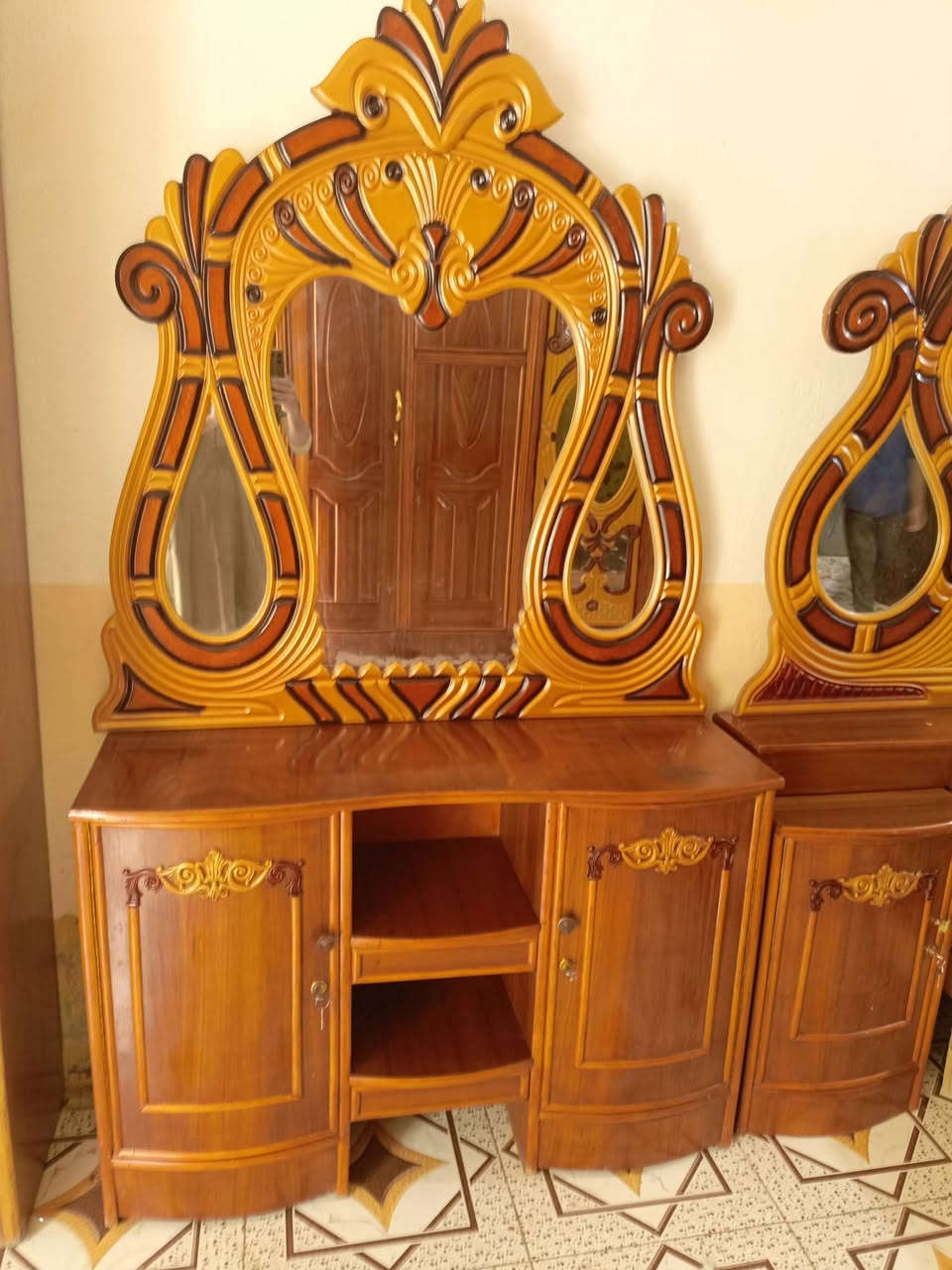 غرفه ترهم للزواج  5 ابواب الكنتور مفصل زاوية كنتوريه
لظهر جرجوبه براغي التخت بالوك اسود مكان قضاء القاسم 

لرقم ***********.لسعر خاص
