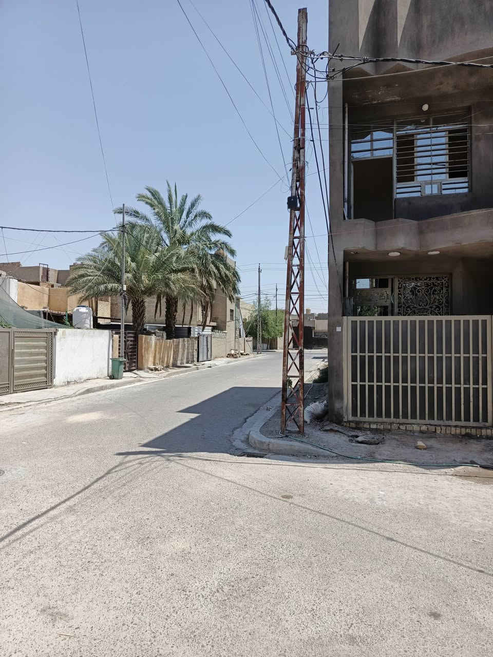 بيت مساحه ١٥٠متر بحي ١٦ ركن عل شارعين بناء حديث قاطين ٤ غرف نوم استقبال وصاله ومطبخ حار وبار مناور ٢ صحيات ٣ غرف نوم عدد ٤  لبيت مطلوب إسكان ١٣ مليون *********** وتساب راسلني ودزلك لسعر
