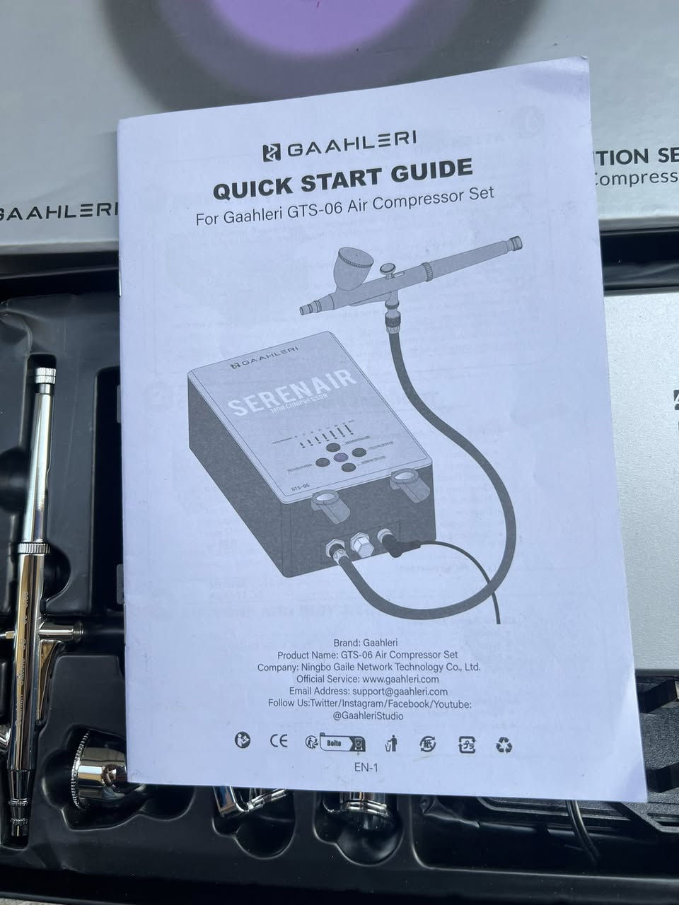 هذا المنتج عبارة عن مجموعة ضاغط هواء صغير (Gaahleri Ambition Series GTS-06 Serenair) المخصصة للاستخدام مع بخاخات الطلاء (Airbrush). 
ضغط قابل للتعديل: يحتوي على 7 مستويات لضغط الهواء تصل إلى 27 PSI. 
تشغيل هادئ: يعمل بمستوى ضوضاء منخفض يبلغ 35 ديسيبل تقريبًا. 
منافذ مزدوجة: يتيح توصيل بخاخين طلاء في نفس الوقت. 
محتويات المجموعة: تأتي مع ضاغط، بخاخ طلاء، خرطوم هواء، وحوامل للبخاخات.


**إذا كنت صاحب هذا الإعلان وتريد حذفه لأي سبب، رجاءا أرسل رسالة إلى الدعم الفني**