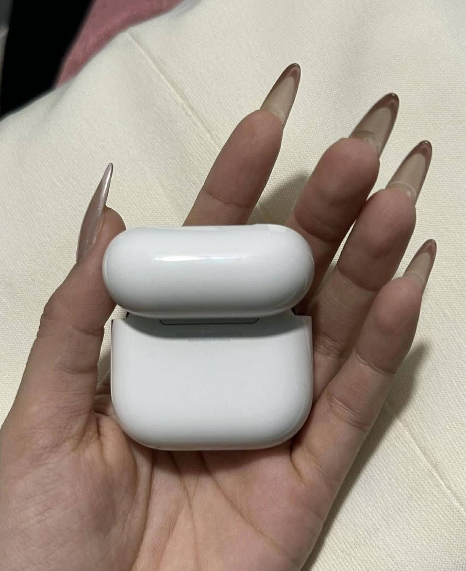 سماعات باله أمريكي Air pods 4 الحديث
اصلي باله أمريكي ، باله مستعمل بس كلش نظيف وياه حافظة جلد مع كيبل كتان 
ما مفتوح ولا مصلح بطارية قوية صوت قوي 
بإمكانك تفحص قبل الدفع ، اصلي باله 
سعره 20 قفل قفل توصيل مجاني  نظافة 90% قطع محدودة 
للحجز واتس اب فقط ***********
