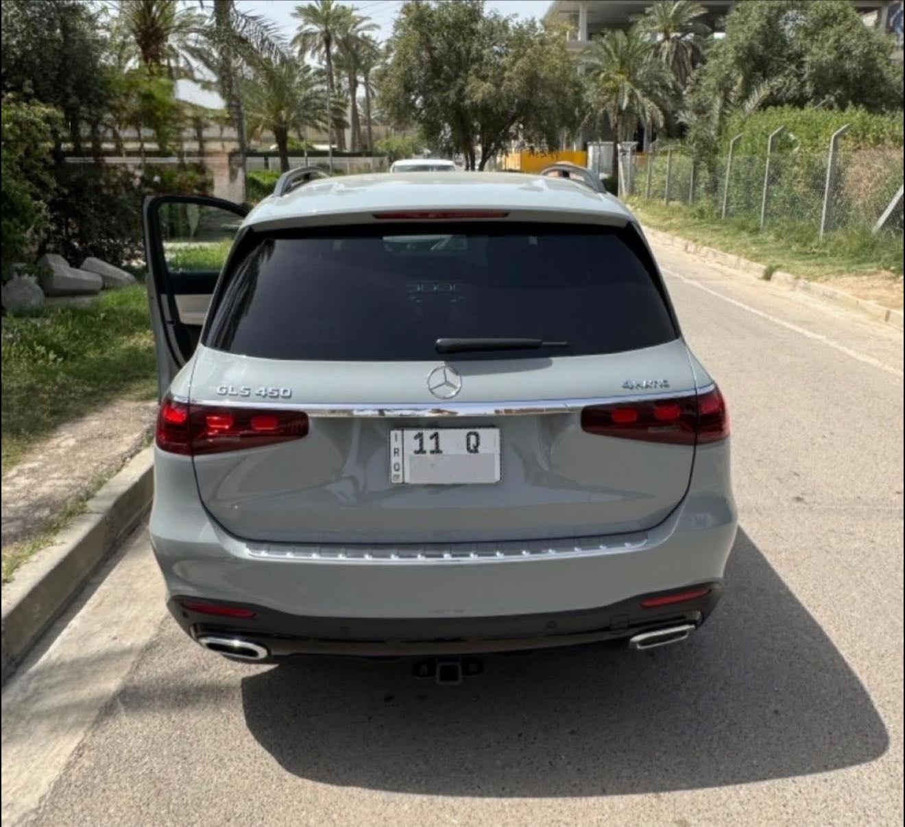 _ النوع: [ MERCEDES-Benz Gls ]
_ الموديل: [2024]
_ المواصفات: [v6– شاشة – كاميرا خلفية - ابل كار بلاي – بصمة - صندوق كهرباء -…]
_ الكيلومتر: [27,000كم]
_الضرر 2 قطع [مصبوغ شبر بالبنيد كلير ربع البنيد و الجاملخ الامامي الايسر مبدل اصلي ومصبوغ ] 
_ الموقع: بغداد – الكرادة
_ للاستفسار: ***********
