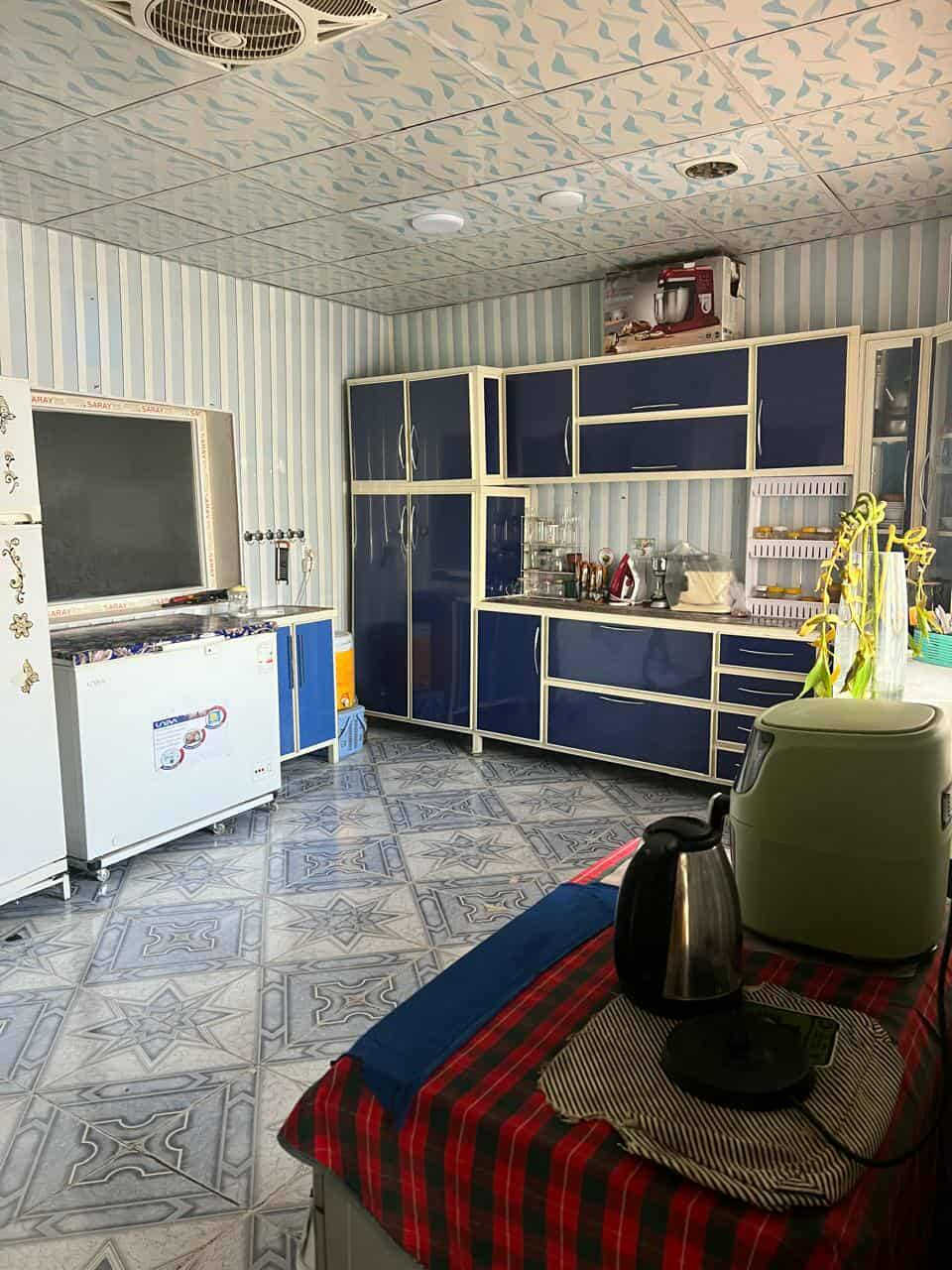 سلام عليكم
طابو بأسم شخص واحد ٢٠٠ متر طابقين
الطابق الاول
٢ غرفه نوم
استقبال
هول
مطبخ حار وبارد
صحيات
طابق الثاني
٣غرف نوم
هول
مطبخ
+٢ صحيات

ملحقات محل خارج الدار

السعر ١٦٣
عنوان حريه خلف الملعب موقع مميز قريب على السوگ وعلى شارع العام
***********
