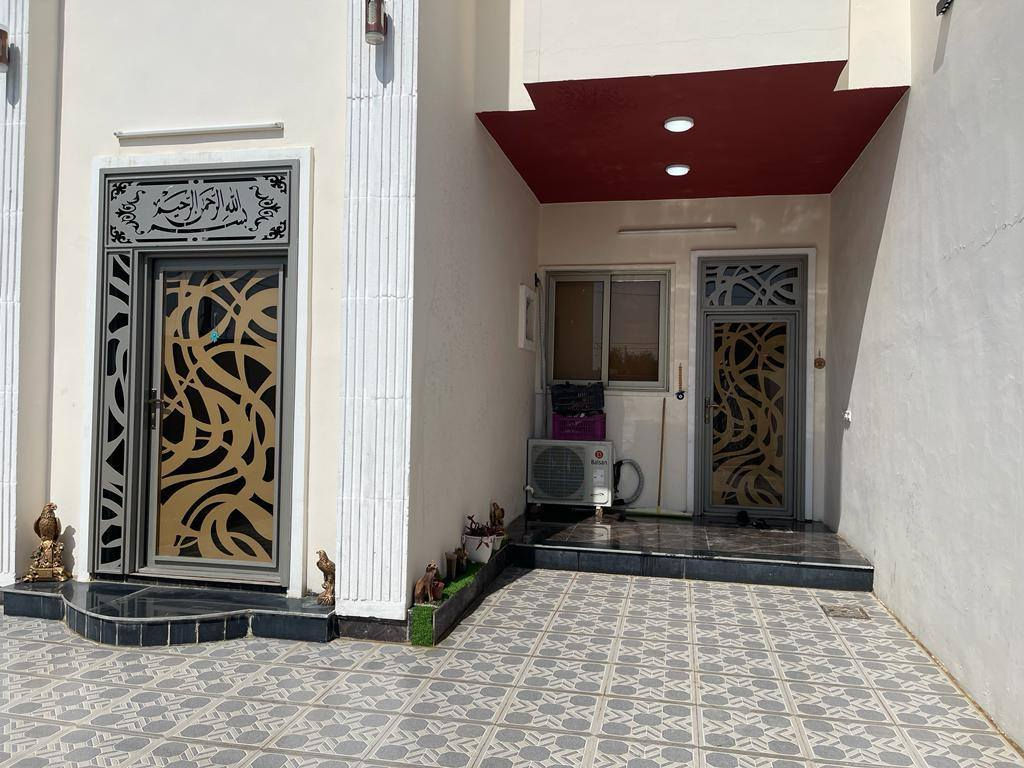 السلام عليكم بيت  للبيع  
مساحه 300
عنوان:قادسيه يقع بين شارع المستشفى وبين شارع 60
بيت بناء حديث 
للستفسار ***********
