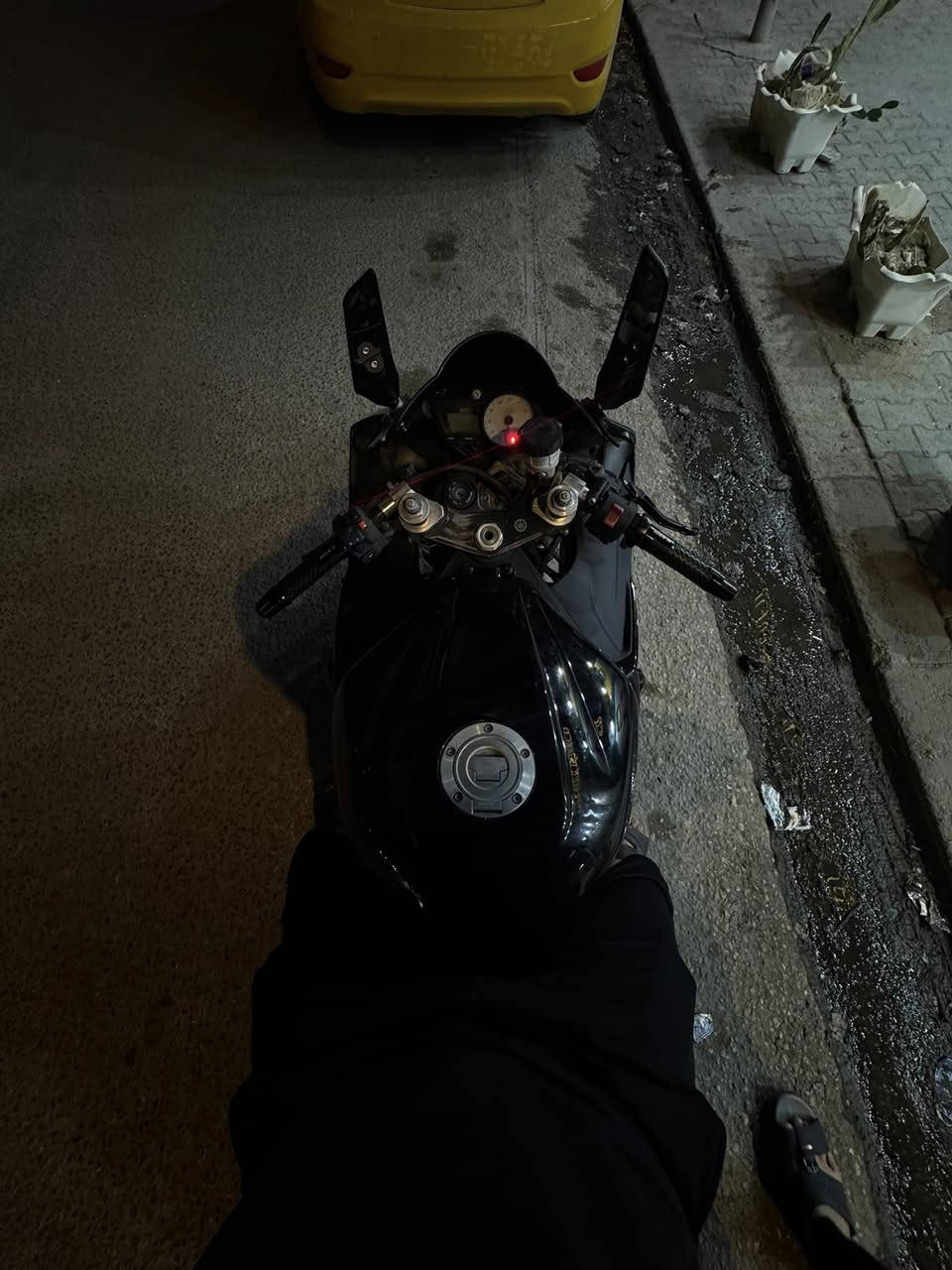 السلام عليكم R6 موديل 2005 السعر 34 بدون اوراق المكان نجف ***********
