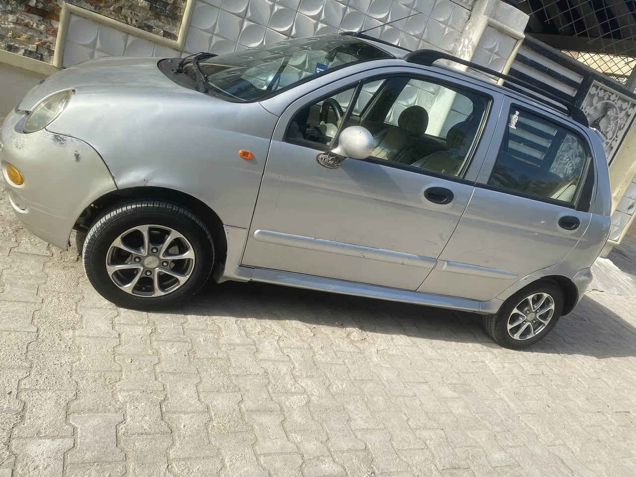 السلام عليكم 
كيو كيو 2010 رقم بغداد بأسمي هزه جديده وسنويه 
كامله مكينه كير اوتو صدر جديد تخم تاير جديد ادامه كامله مسويله سياره كلش حلوه وناعمه مال بيت سنتر لوك جديد 
مكان سيارة بغداد الاعظمية السعر 30 وبيه مجال بسيط 
***********
