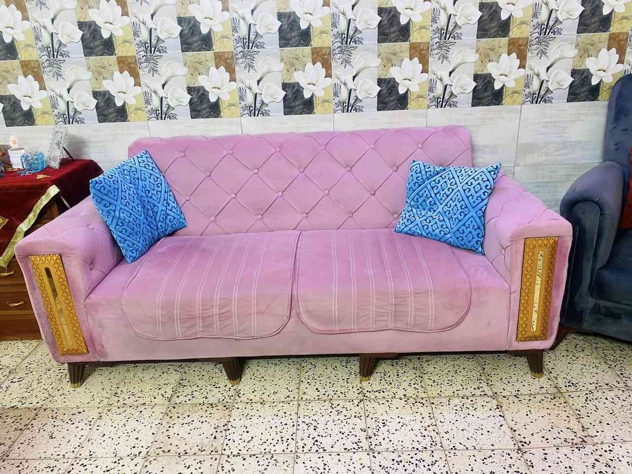 سلام عليكم 
تخم قنفات للبيع ١٠ مقاعد . السعر ٣٠٠ الف وبي مجال قليل .. 
العنوان - بغداد - حي الجامعة - هاتف /***********
