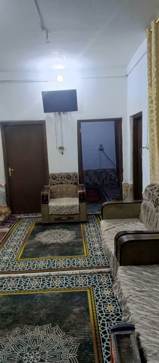 السلام عليكم اخوان بسبب الوعود الكاذبه اعيد النشر ورجائا المايشري لايجي يشوف البيت ويكول خلي الي وبعد مايرجع 
مساحة البيت 200متر ثلاث غرف وصاله ومطبخ وديوانيه ومغاسل داخلية وخارجية ستاره عاليه وترك داير البيت ساحه.. شارع طاقة الكهرباء القديمه فضليه السعر 38 وبيه مجال للشراي تفاصيل اكثر واتساب.***********
