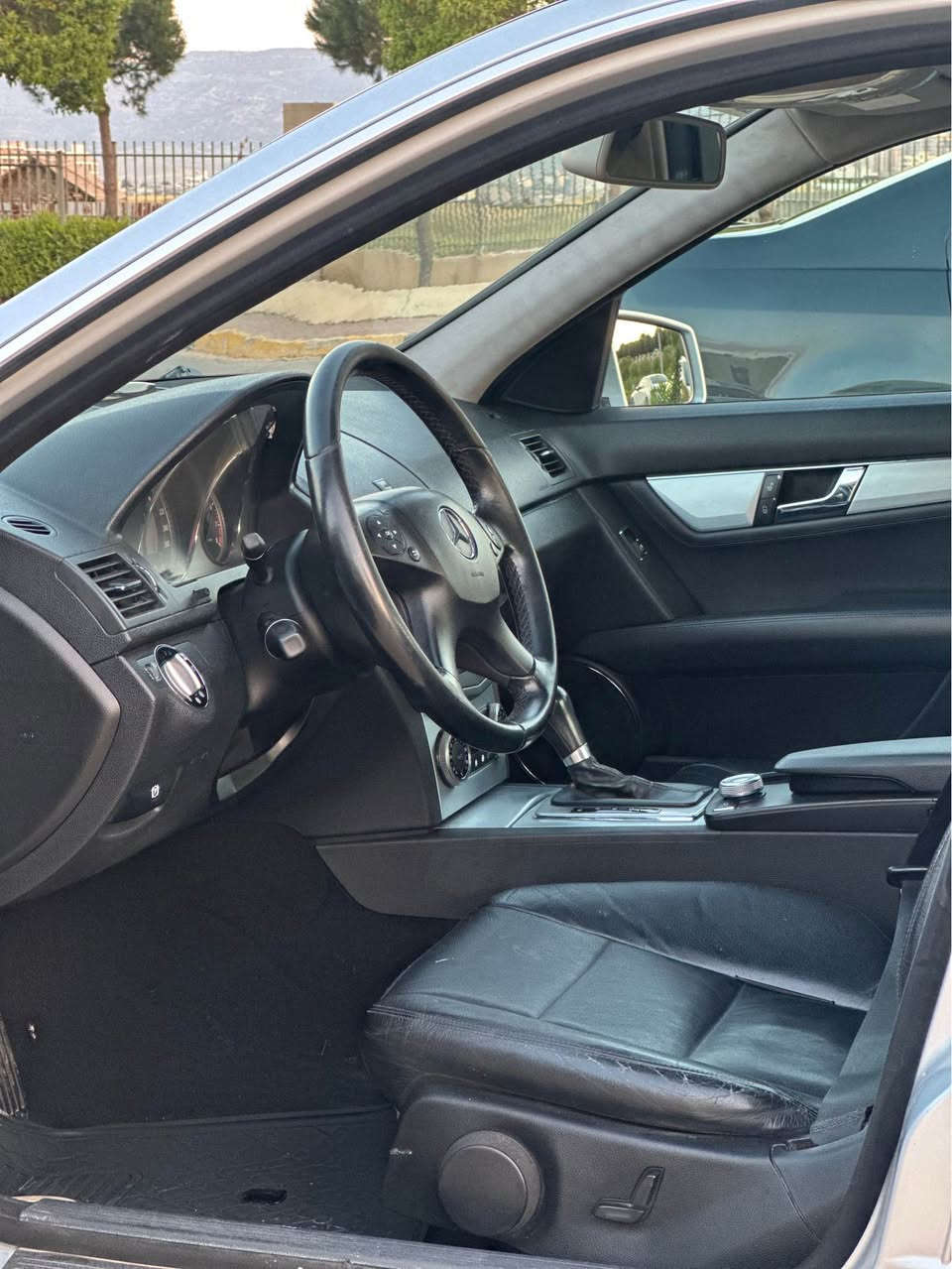 Mercedes benz C300  V6
موديل ٢٠١٠ 
محرك ٦ سلندر ممفتوح بشرط
مكان سيارة سليمانية 
**********************
سعر مطلوب ١١٩ ورقة مجال

للبيع فقط   
**************
سيارة بی جاملغ خلفي  صبغ
بدون ضربة 
و شبر جوه  بالباب سكن امامي 

مواصفات سيارة
****************
كشنات جلد
كشنات كهرياء 
مرايا شفط
شاشة متحرك
ستيرن تحكم 
و بعد مواصفات معروفة
***************
رقم فحص و هزة جديدة
گیر و محرك و تبريد و حدادية بشرط
 مسيرفسة كاملة و تخم تاير جديد

مكان سيارة سليمانية 

*********** السليمانية, العراق
