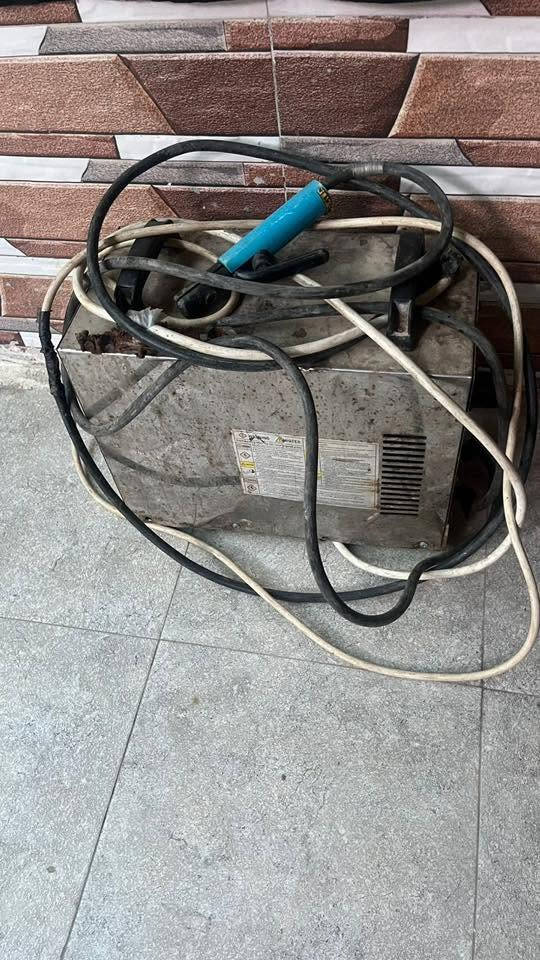 مكينه لحيم باب اول من هاي الزينه مشترينه غاليه 
مامستخدمينه جنه ضامينه هسه شغلناه مرات يشتغل الحار والبارد مايشتغل ومرات بالعكس يجدحن ماعرفناله وارد ابيعه
سعره 100 وبيه مجال عنوان الكزيزه


**إذا كنت صاحب هذا الإعلان وتريد حذفه لأي سبب، رجاءا أرسل رسالة إلى الدعم الفني**