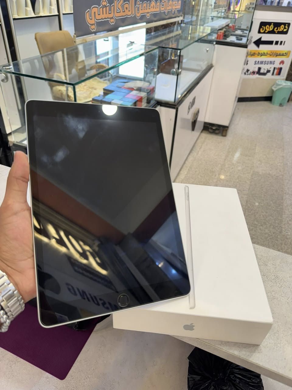 ايباد الجيل التاسع
ايباد ٩ ذاكره ٢٥٦ 
نظافه فوق الملياررر 
شخط واحد مابي شاصي نضيف كلش 
بطاريه ٨٦ 
غراضه كامله شاحنته الاصليه وكارتونته مطابق 
مكاني نجف 
***********
375 وبي مجال 
اي مشكله بلآيباد يرجع
