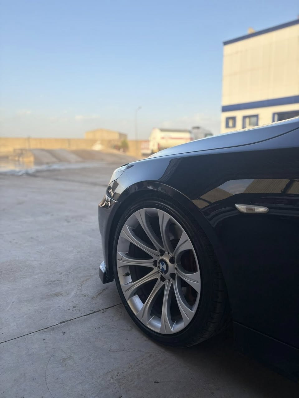 BMW e60 550i بڕاوە
پشتوو  پێش  کراوە بە  M 
ناو جڵدی ڕەش  
تەبرید مەرکەزی 
سڵایت
حاسەی پشتوو پێش 
شاشە گەورە 
کامل سێرفز کراوە 
گێڕوو مەکەینەوو تەقەوو ڕەقە بەشەرت  
دنک  دووکەڵی  نیە
دوو تایەیی  دواوە  تایلەندی  حەفتەیەکە بۆی بەسراوە 
ویلەکانی  لۆکن  لەناوو کارتۆن بۆم دەر کرد
ڕەنگی  نیلی  دەعامی بۆ دەعامی بەشەرت  
***********
