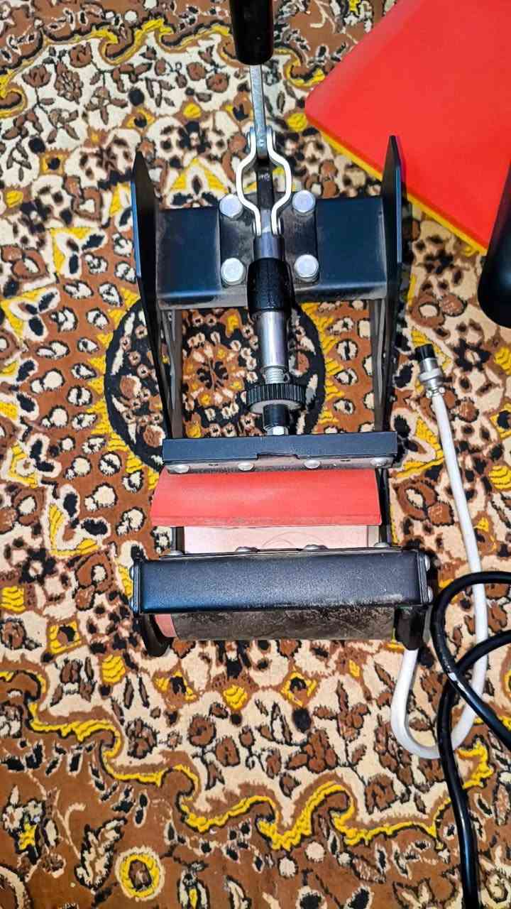 مكبس حراري للبيع استعمال مرتين فقط جدا نظيف وبعده جديد سعره 200الف وبي مجال
استخداماته للطباعه على : للملابس او قبعات او الاكواب للتواصل على الرقم ***********
