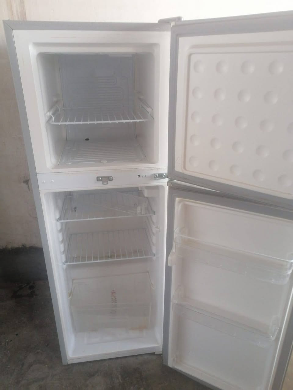 ثلاجه للبيع حجم زغيرشرط الشغل الشراي يتصل اوخاص السعر 80ال***********
