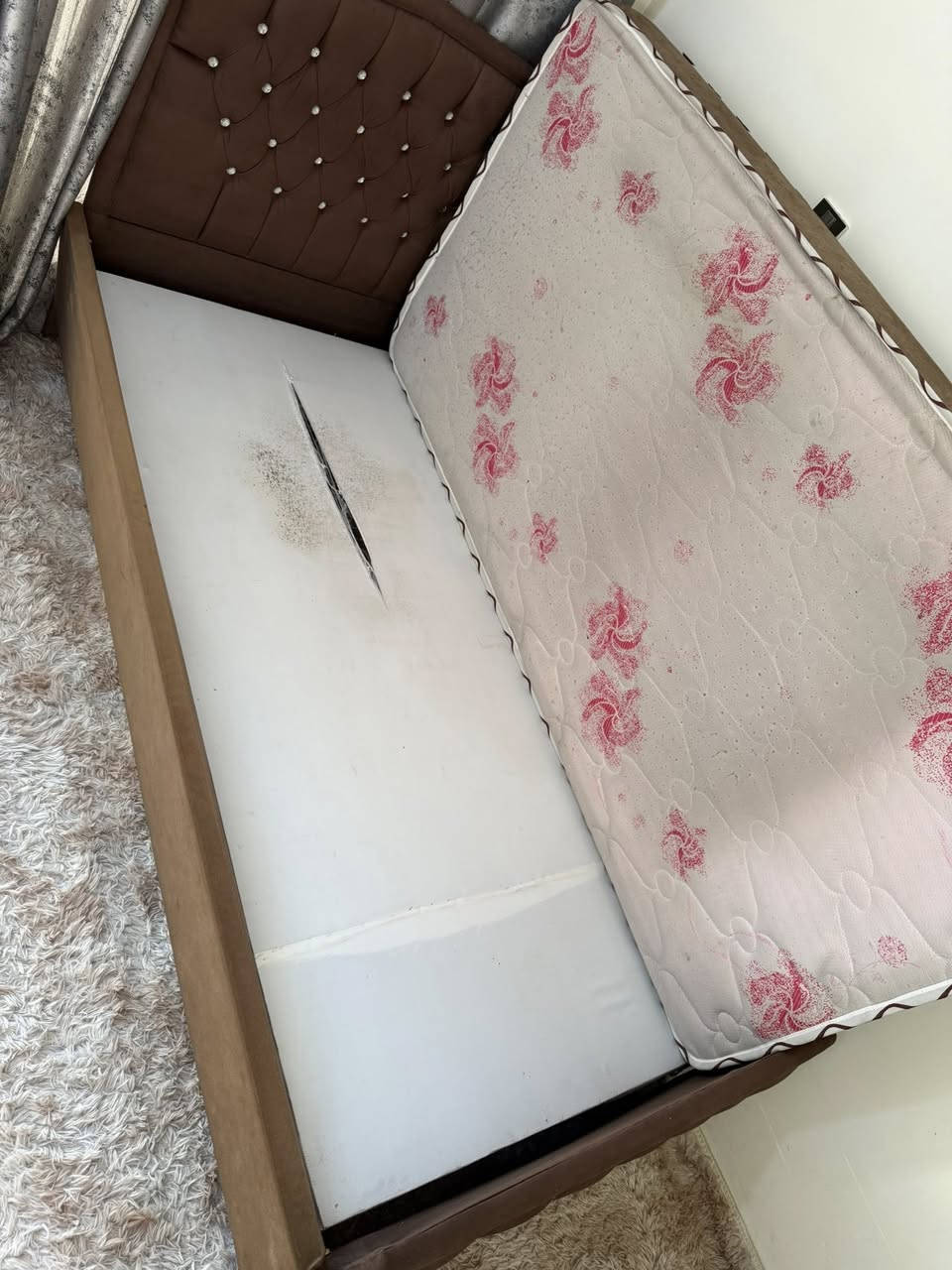 السلام عليكم كنتور ٣ ابواب نظيف جدا 
سعره ب٢٠٠ وبي مجال بسيط جدا
وجربايه نفر جديده مع الدوشك سعرها ١٧٥ وبيها مجال
مكاني بغداد الحريه
***********
