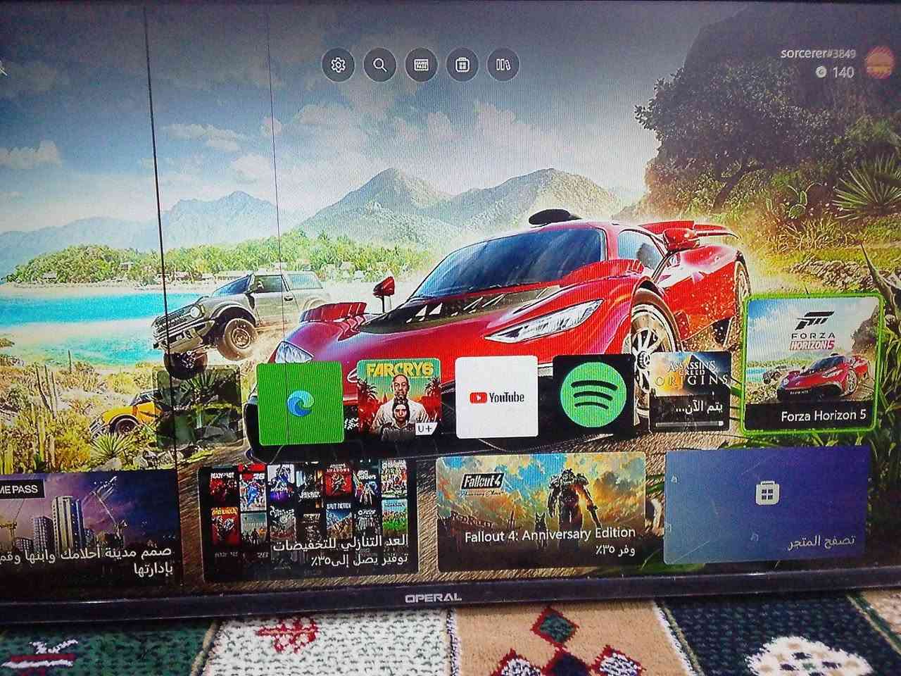 اكس بوكس وان فات للبيع بي كيم باس شهرين وبي لعبه فورزه 5 وبي ولعبه الجهاز نضيف 100نضافته سعر120 رقمي ***********كامل ملحقاته
