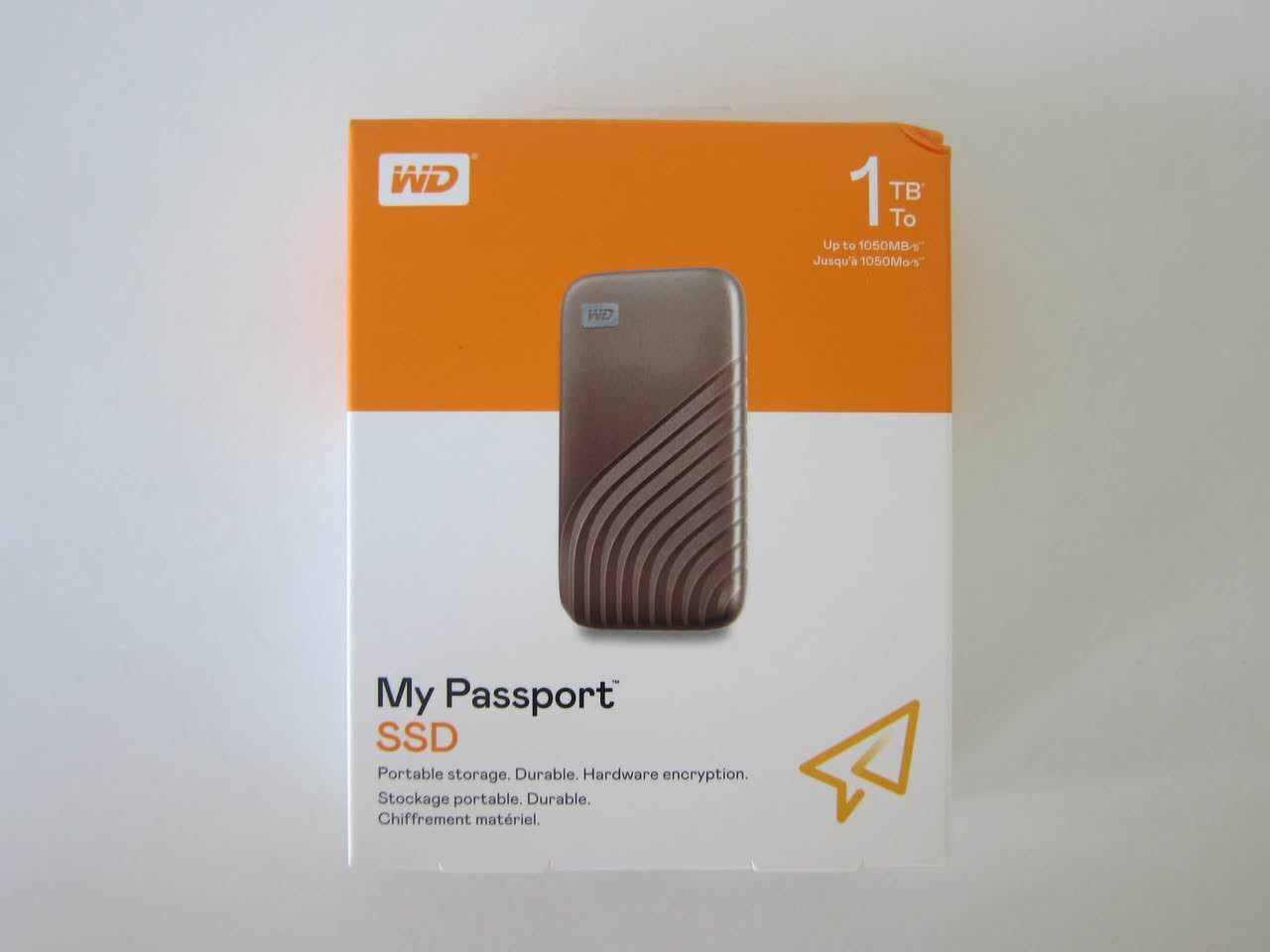 WD My Passport SSD 1TB 
يتميز قرص التخزين الخارجي بتصميمه المعدني الأنيق والمتين بحجم الجيب، ويقدم أداءً عالي السرعة بفضل تقنية NVMe. إليك أبرز مواصفاته الأساسية:المواصفات التقنية:سرعة النقل: سرعة قراءة تصل إلى 1050 ميجابايت/ثانية وسرعة كتابة تصل إلى 1000 ميجابايت/ثانية.نوع الاتصال: مزود بمنفذ USB Type-C (ويدعم USB 3.2 Gen 2) مع محول للعمل مع منافذ USB-A التقليدية.مميزات الأمان والتصميم:الحماية والتشفير: يدعم نظام حماية بكلمة مرور مع تشفير أجهزة قوي من نوع AES 256-bit.مقاومة الصدمات: تصميم معدني مقاوم للصدمات والاهتزازات ويتحمل السقوط من ارتفاع يصل إلى 1.98 متر تقريبًا.التوافق: متوافق للعمل مباشرة مع أجهزة الحاسب بنظام ويندوز وماك، كما أنه متوافق مع بعض الهواتف الذكية مثل سلسلة iPhone 15


**إذا كنت صاحب هذا الإعلان وتريد حذفه لأي سبب، رجاءا أرسل رسالة إلى الدعم الفني**