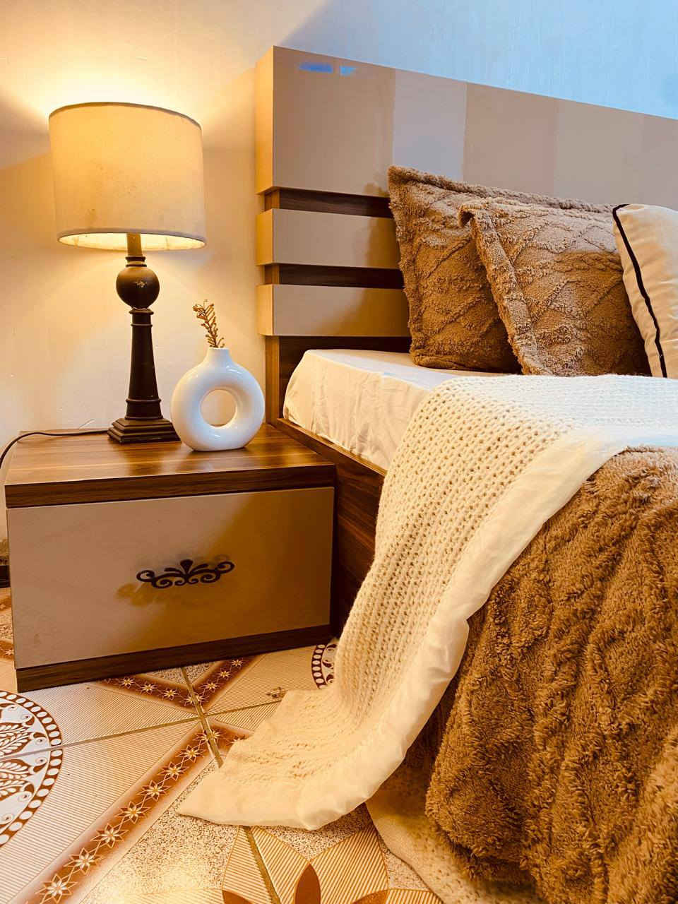 غرفه نفر تركيه خشب قوي 
السرير مخزن 7 قطع
اريده ب600 الف
***********
