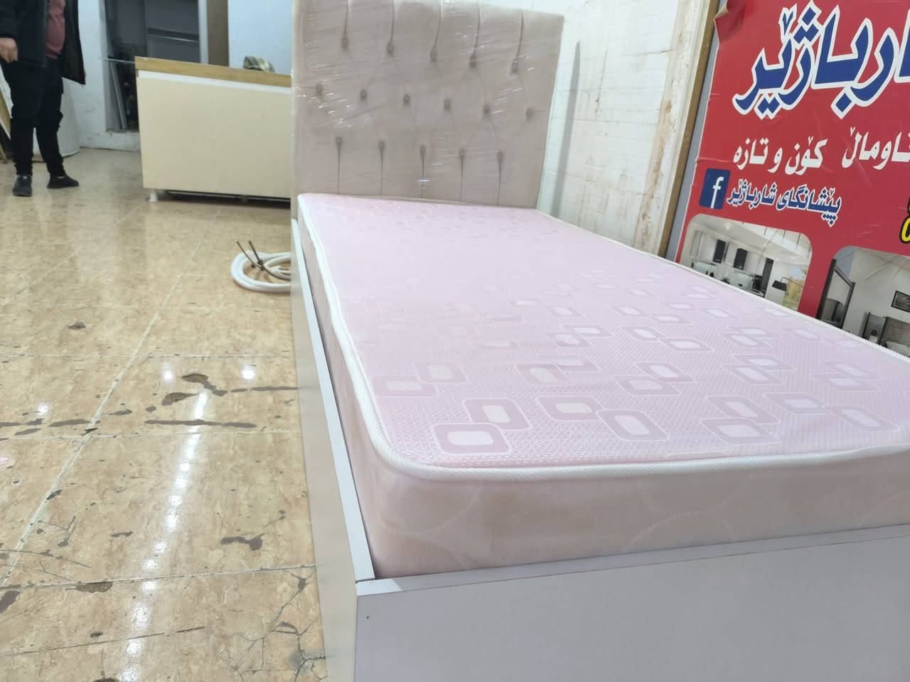 ئەم کەل و پەلانەم هەیە بۆ فرۆشتن
کانتۆری شەش تاکی
سیسەمی دوونەفەری دەستکرد
سیسەمی یەک نەفەری دەستکرد
سپلێتی یەک تەن مارکەی (AUX)زۆر جوان وتایبەت
ناونیشان سلێمانی خوار مزگەوتی تەبایی بەرامبەر مارکێتی کەوێ 
***********
