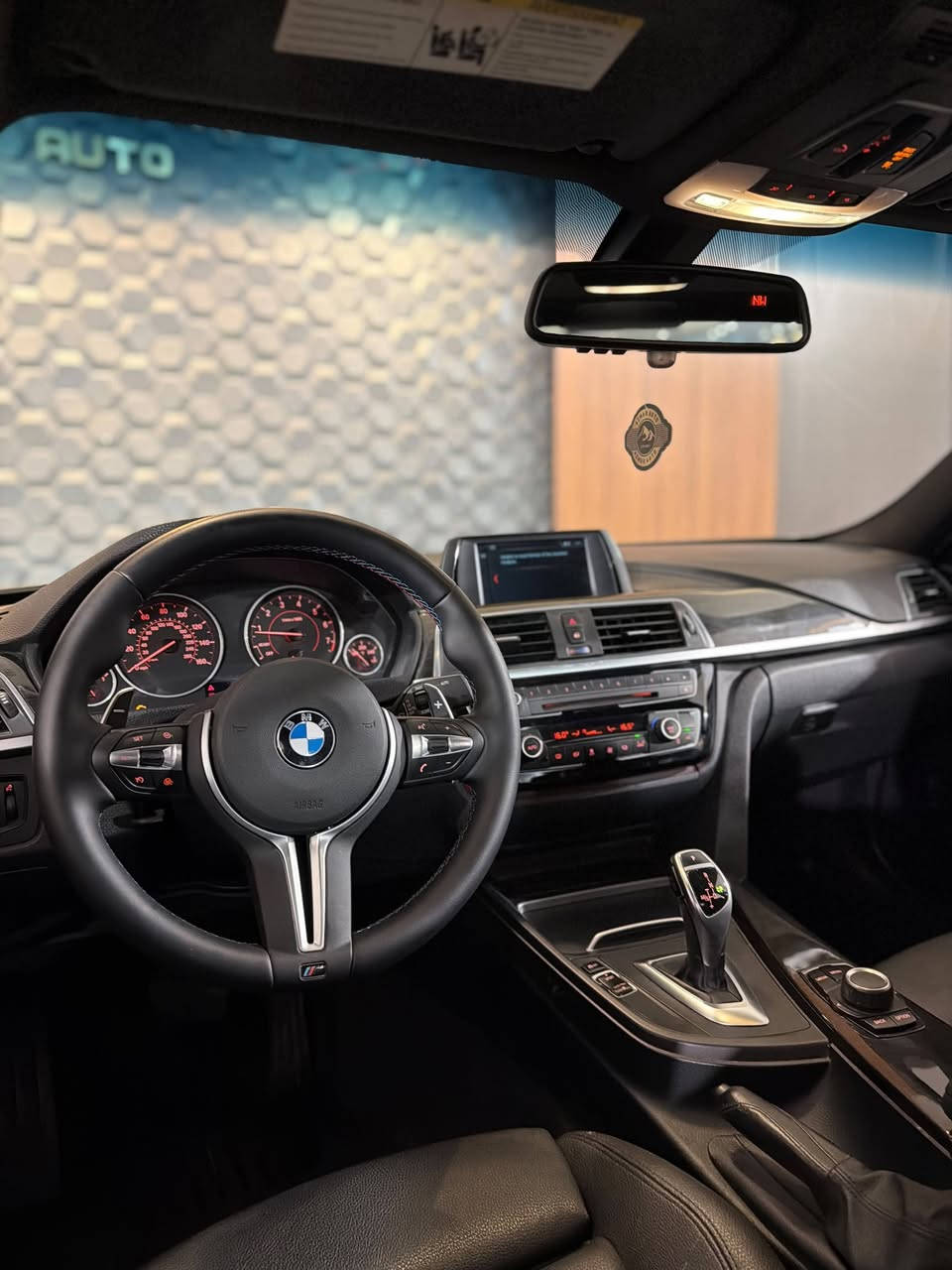 BMW 330. 2018. 
سعر بلاش  169 ورقه  فول مواصفات  سياره ماشيه 62 الف 
للاستفسار اتصال ***********

