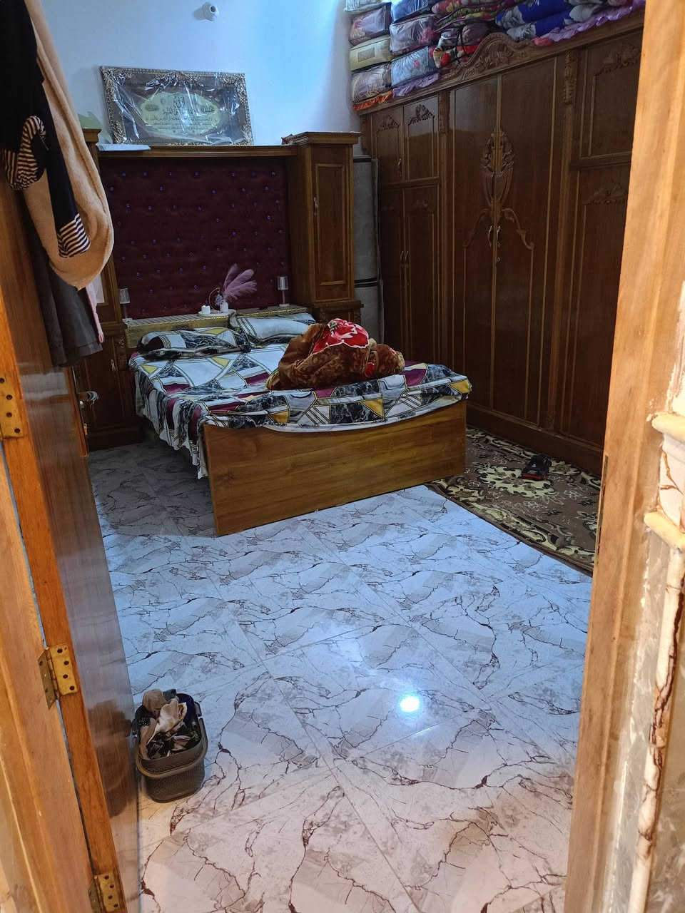 سلام عليكم من رخيصة الادمنية المحترمين بيت للبيع بناء سنة 25 طابو ملك صرف مساحة العقار 109 طابقين   الطابق الأرضية يتكون من استقبال أو غرفة نوم اومطبخ اوصالة  والطابق الثاني نفس الارضي للتواصل اتصل على الرقم الهاتف ***********
