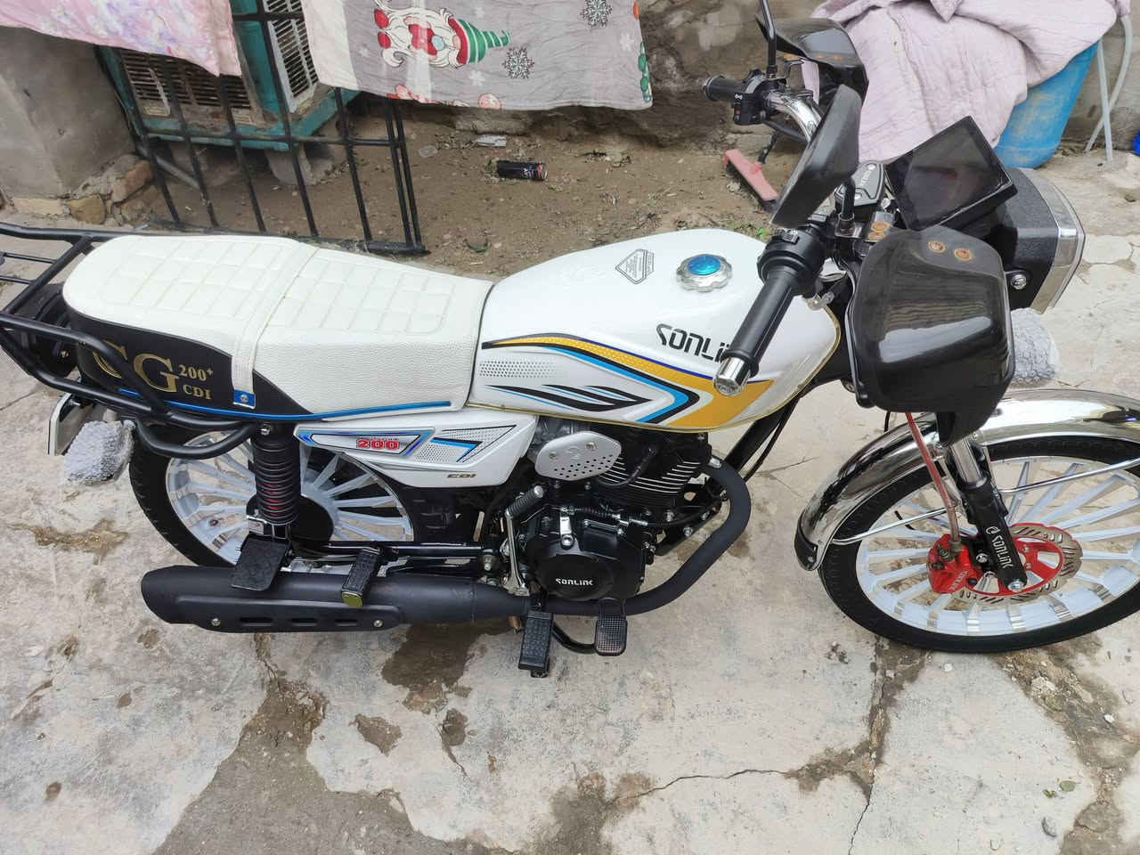 سونلك 2025 دراجه بحالة الوكالة بعدهي زيرو 
اشاير لد لايت زنون شاشه الكتروني
معا فتحة كيبل شحن ماشيه ٢٠٠٠ كيلو متر
محرك 200 cc الاسود كفاله عامه من كلشي
بصمات تشغيل عن بعد 2 + سويجات 2
دراجه صارله شهر طالعه من الشركة 
سعرر اتصال او واتساب 
مكاني بالمحموديه ***********
