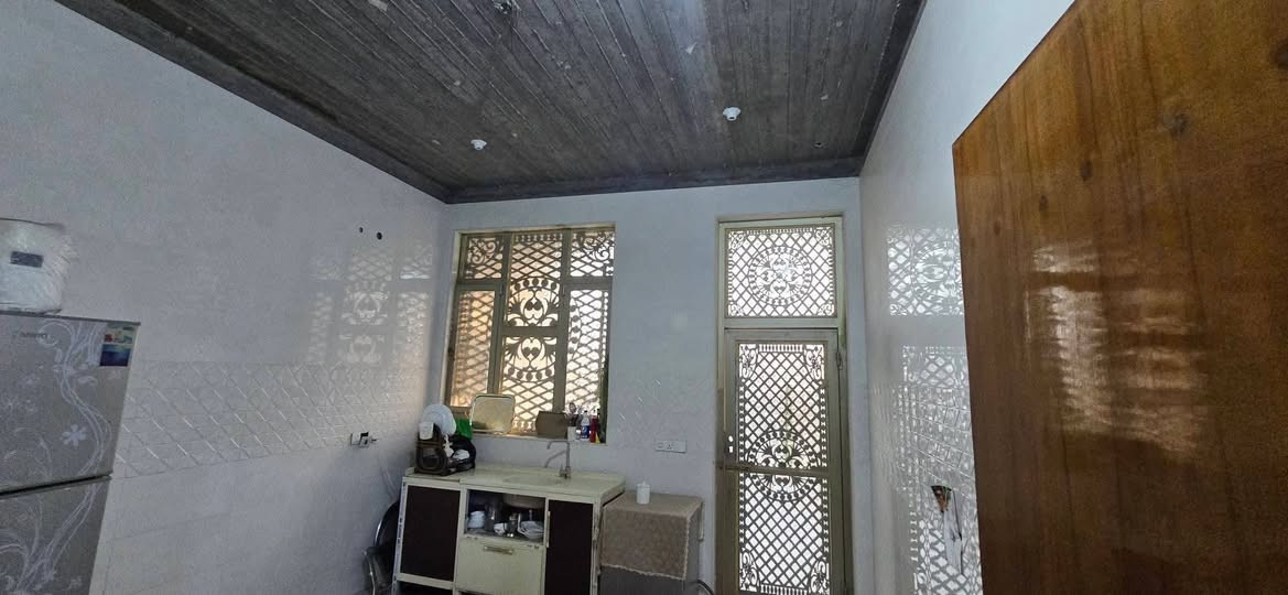اللهم صلي علئ محمد والئ محمد
بيت طابو صرف مساحه 260.م البناء طابوك فوق الدرجه الاولئ الموقع علئ ساحه وقريب علئ شارع سوك الشيوخ حي الشموع  العام حوالي 60 متر 
تفاصيل البناء 
غرفتين + صاله + مطبخ حار وبارد + هول + ديوانيه + مجمع صحيات داخلي وخارجي مشترك + وكراج 6متر 
علمن البيت مطلوب اسكان 42 مليون ينزل من السعر 
السعر الكلي 235 مليون  قفل 
اذا الاسكان علئ المشتري يعني تدفع 198 مليون 
والاسكان علئ المشتري الشهر 190 الف دينار 
الاستفسار ----***********-------
***********-----احمد الطيب -
