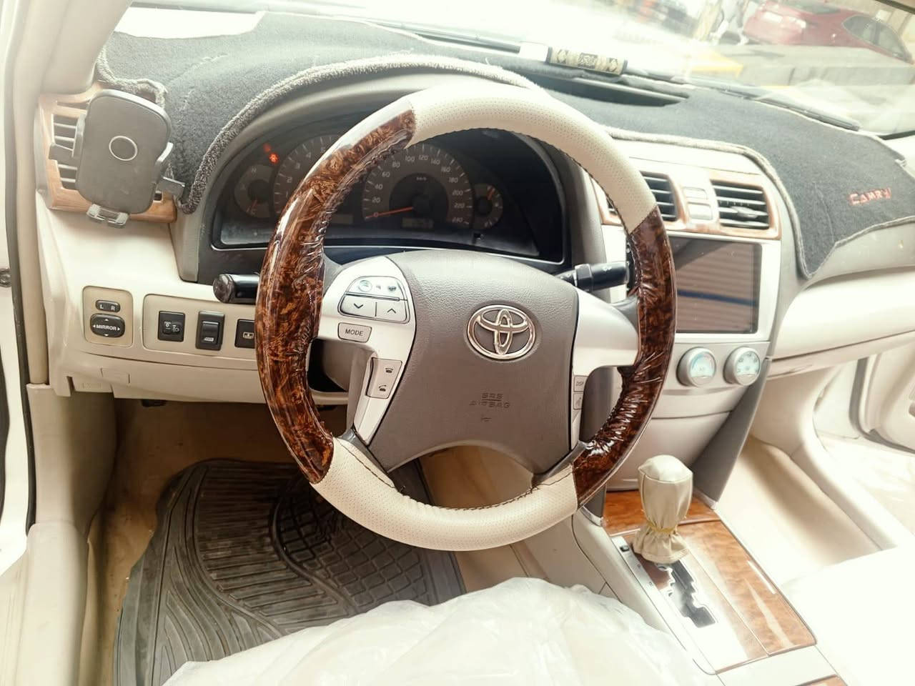 سلام عليكم كامري موديل  2011  خليجيGLX رقم سليمانيه الجديد
مواصفات  فول 1ع1 محرك 2400 لون السياره ابيض صدفي  سلايد تحكم سترين  كروز سرعه برده خلفيه كهرباء صاج ملكي  كشن السايق كهرباء ويل كب بلادي تبريد قطعتين اشاير بل مرئي ضررها مجفية جهة السايق فقط 
السعر 110 وبيها مجال 
 مكان سياره كركوك اتصال ع رقم ***********
