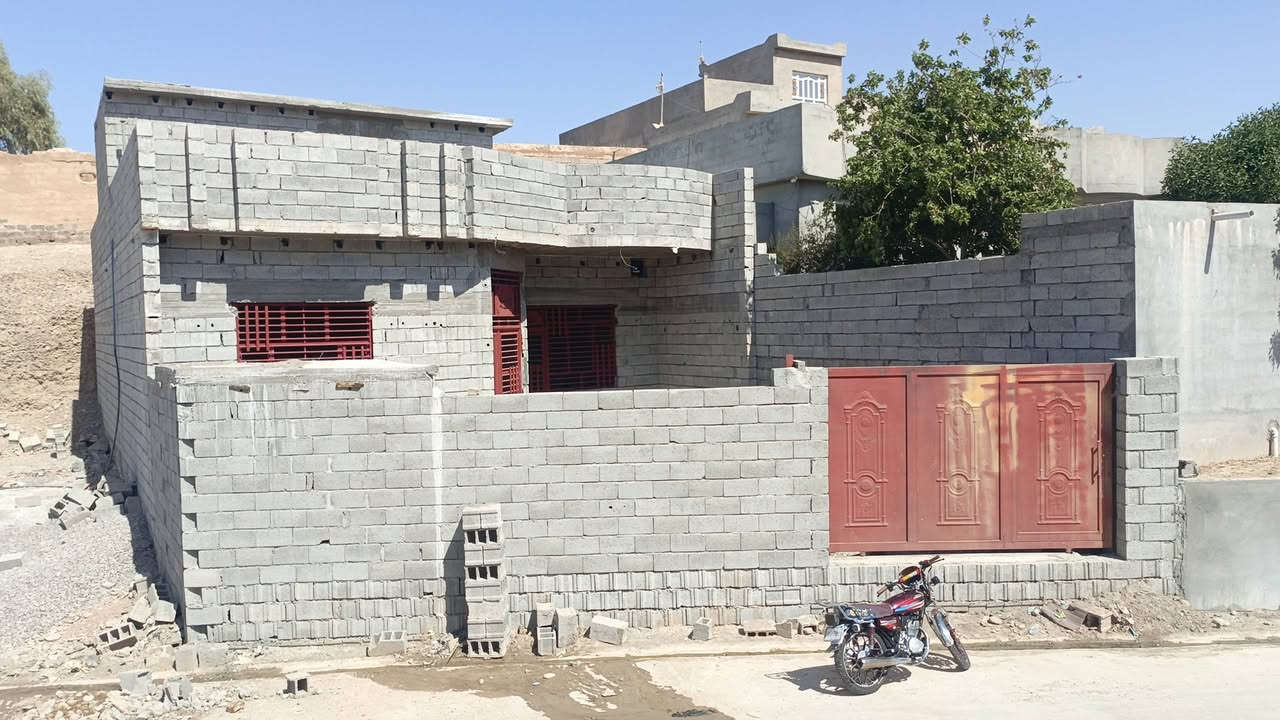 بسم الله الرحمن الرحيم
السلام عليكم ورحمة الله وبركاته

 هيكل للبيع الموقع حي الوحدة الخامسة فرع الجملون بناء حديث ٢٠٢٥ خارطة هندسية المساحة 250متر مربع يحتوي على كراج سيارة كبير و اسقبال ٧ * ٤  مع مطبخ 6 * ٤ونص مع غرف نوم عدد ٢ مساحة كل غرفة ٥ *٤ ومجمع درج ١٠ * 5 مع ترك خلف الدار كما يحتوي على ابواب وشبابيك كاملة تفصال حديد تركي السعر المطلوب ٤٢ مليون وبي مجال علماً المنطقة تحتوي على كافة الخدمات ماء اسالة كهرباء تبليط اناره مجاري ٠٠٠ للاستفسار عن باقي التفاصيل الاتصال على الارقام التالية او مراسلة الصفحة

📞 *********** متوفر 

📞
