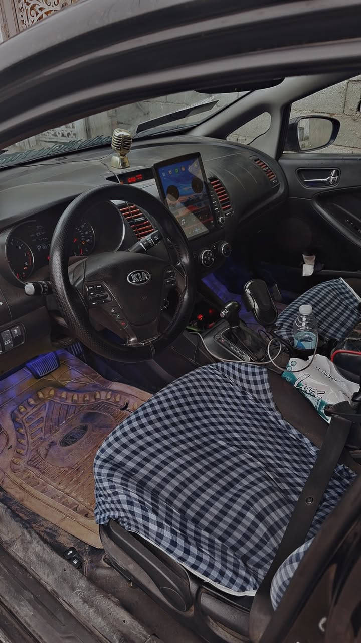 لسلام عليكم 
كيا فورتي موديل 2016 
السياره نضيفه واني معتني بيه 
محرك 2000 دوش 
سياره بيه بنيد اخذته وراجع نفسه 
وبيه بلباب الخلفي ضربه وسويته اني نضربت عندي 
تبريد تدفئه كامله وتحكم ستيرن 
شادله شاشه اصليه وعندي شاشته البلاديه هم 
رقمه بغداد انكليزي الجديد سنويه وهزه جدد 
السياره ب اسمي تحويل مباشر 
رايده ب105 اتصل وتدلل  والرقم بي واتساب 
***********
