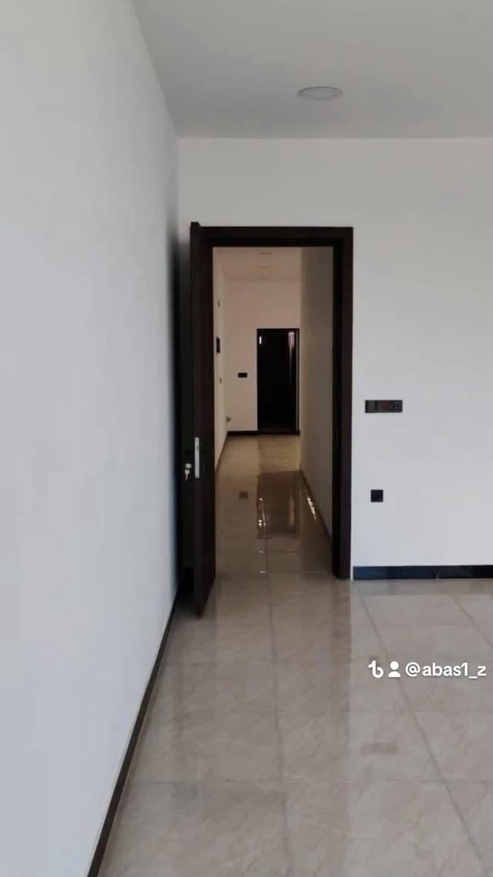 السلام عليكم 
بيت للبيع في حي الجهاد منطقه الضباط شارع ١٥ مقابيل البيت تشجير 
مساحه البيت ١٥٠ متر واجهه ٦ ونزال ٢٥ 
يحتوي البيت على٤ غرف نوم و٤ حمامات وصاله ومطبخ البيت منفصل وليس مشترك البيت زيرو غير مسكون 🌸
للاستفسار اتصل على الرقم التالي 
*********** 
ابو مرام للعقار يوجد خدمه واتساب للرد السريع

