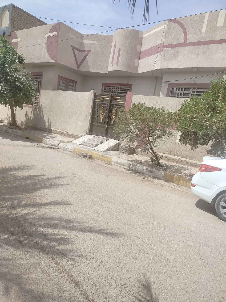 بيت طابو صرف  مساحته ١٥٠ متر يتكون من غرفتين وصاله ومطبخ وحمام داخلي وخارجي ومنور مثل ماموضح بالفيديو موقع البيت بحي العامل المنطقه الرابعه البيت مطل عله ساحه وحديقه للأستفسار الاتصال على الرقم***********
