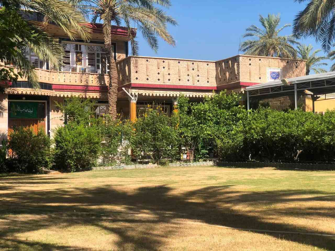 السلام عليكم ورحمة الله وبركاته
متوفر دار سكني في بغداد منطقة بوب الشام  قريب عن الشارع العام وعن السوك وعن جميع الكوادر التدريسية  المنطقه مؤهله ومتكامله من جميع الخدمات 
بناء ٢٠١٩ نضافه ./.٩٥
المساحه الكليه ١٨٧٥
واجه البيت ٢٥  نزال٧٥

الطابق الارضي متكون من ( كراج كبير -استقبال -هول-مطبخ حار +مطبخ بارد  -غرفتين-صحيات خارجيه وصحيات داخليه)

+ محمية بمساحة نزال ١٠متر وعرض ٤متر موفرهه حالياً لدجاج العرب 
وحديقه اماميه+حديقه خلفيه وكلا الحديقتين متكونات من زراعة جميع الحمضيات 

الطابق الثاني متكون من (ثلاث غرف-صحيات)
ومتكون كذلك من سطح بمساحه جداً كبيره
البيت مؤثث بلكامل تجي وشوف اثاثه ابره ماتنشال منه
السعر خاص 
او الاتصال على الرقم ***********
