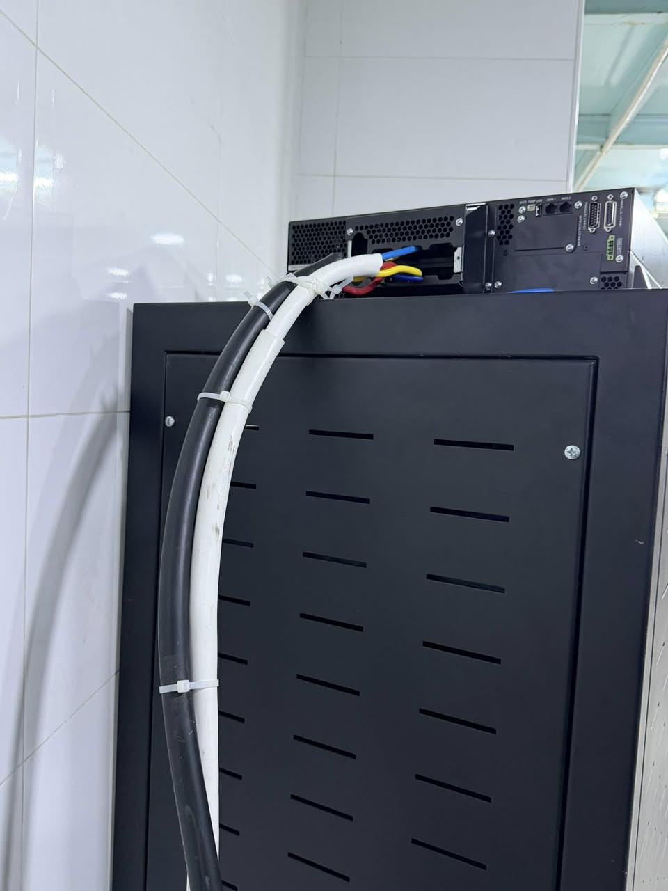 نفخر بتنفيذ وتشغيل منظومة طاقة احتياطية من Huawei UPS ثلاثي الطور بقدرة 20kVA لأحد أكبر واعرق المعامل  في محافظة كربلاء المقدسة. ⚡🏭

تم تصميم وتنفيذ النظام لضمان استمرارية العمل وحماية الأحمال الحساسة من الانقطاعات المفاجئة وتقلبات الجهد، مع توفير طاقة مستقرة وآمنة تضمن عدم توقف العمليات التشغيلية.

🔹 Huawei 3Phase 20kVA – Online Double Conversion
🔹 زمن انتقال صفري (0ms) دون أي انقطاع للأحمال.
🔹 بنك بطاريات احترافي داخل خزانة مخصصة لتوفير زمن احتياطي آمن.
🔹 حماية متقدمة ضد ارتفاع وانخفاض الجهد والتشويش الكهربائي.
🔹 تنفيذ احترافي يشمل التصميم، التركيب، الاختبار والتشغيل.

في البيدق لحلول الأمن والطاقة نؤمن بأن استمرارية الطاقة ليست رفاهية، بل عنصر أساسي لنجاح المنشآت الصناعية وضمان استمرارية الإنتاج.

البيدق لحلول الأمن والطاقة
موزع معتمد لمنتجات Huawei eKit & Huawei UPS في كربلاء المقدسة. 🔋⚡�
***********
***********
