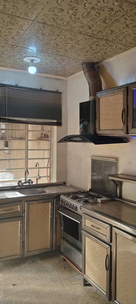 دار للايجار في حي الميثاق ١٥٠ متر طابق واحد كراج وحديقه واستقبال وهول عدد٢ وغرف نوم عدد٢ ومطبخ وصحيات وترك قريب سوق الميثاق و على جامع بر الرحيم للاتصال ***********
